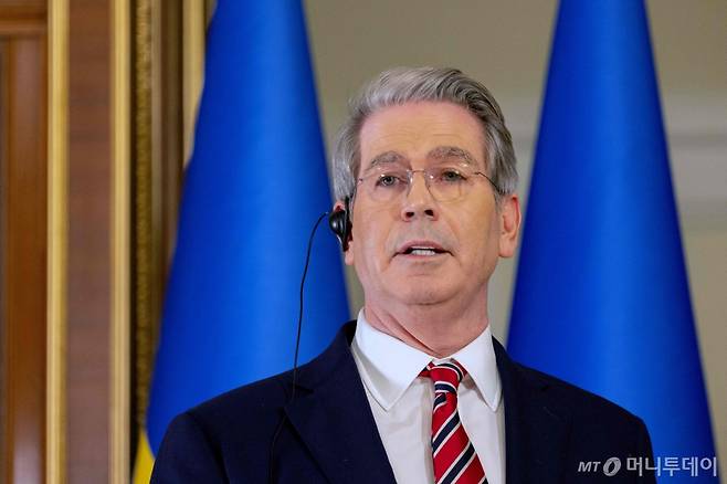 스콧 베센트 미국 재무 장관이 지난 12일(현지시간) 키이우를 방문해 볼로디미르 젤렌스키 우크라이나 대통령과 회담을 마친 뒤 기자회견을 갖고 “양국 간의 광물 협정이 전후 우크라이나의 '안보 보호막' 역할을 할 것”이라고 밝히고 있다. /AFPBBNews=뉴스1