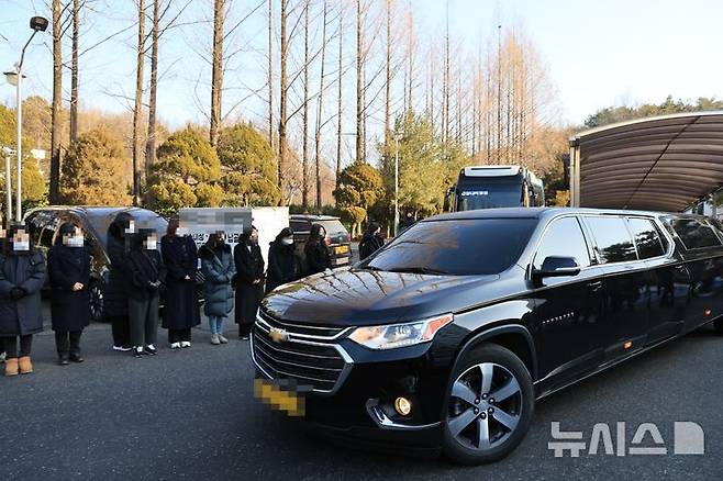 [대전=뉴시스] 박우경 기자 = 고(故) 김하늘(7)양의 발인이 이뤄진 지난 14일 오전 대전 서구 건양대병원 장례식장에서 관을 실은 운구차량이 화장터로 이동하고 있다. 2025.02.14. spacedust1@newsis.com