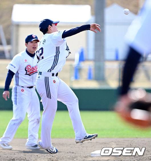 [OSEN=미야자키(일본), 지형준 기자]&nbsp;21일 일본 미야자키 기요타케 스포츠파크 2구장에서 두산 베어스가 일본 실업팀 세가사미와 스프링캠프 첫 연습경기를 가졌다. 이날 경기에서 두산은 1-8로 패했다.7회초 두산 박준순이 멋진 송구로 아웃 처리하고 있다. 2025.02.21 /jpnews@osen.co.kr