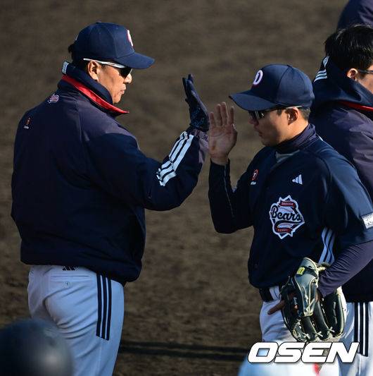 [OSEN=미야자키(일본), 지형준 기자]&nbsp;이승엽호가 추재현, 이유찬 등 젊은 미래 자원들의 장타를 앞세워 일본 프로팀을 꺾었다.&nbsp;이승엽 감독이 이끄는 두산 베어스는 22일 일본 미야자키현 니치난시 난고스타디움에서 열린 일본프로야구 세이부 라이온스와 스프링캠프 두 번째 평가전에서 5-4 역전승을 거뒀다.&nbsp;경기를 마치고 두산 이승엽 감독이 추재현과 하이파이브를 하고 있다 2025.02.22 /
