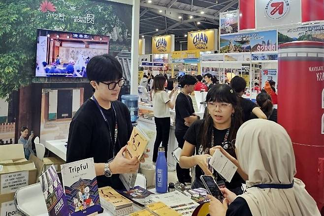 전북 전주시 관계자들이 지난해 8월 싱가포르 엑스포(EXPO)에서 열린 여행박람회에 참가해 해외 관광객을 유치하기 위한 홍보 활동을 벌이고 있다. 전주시 제공