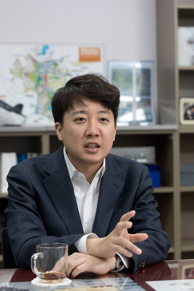 대선 출사표를 던진 이준석 개혁신당 의원이 2월17일 국회 의원회관에서 시사저널과 인터뷰하고 있다. ⓒ이종현 기자