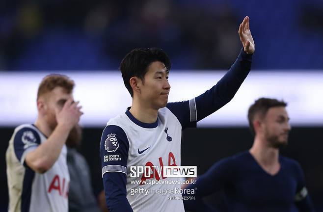 ▲ 이어 "토트넘 팬들은 손흥민이 떠나는 걸 좋게 여기지 않을 것이다. 그러나 적절한 이적료가 발생하면 돈을 선택한 토트넘 고위층을 이해하게 될 것이다"라고 덧붙였다. 구체적인 매각 금액까지 나오고 있다. 토트넘은 그를 매각하기 위해 최소 5,000만 파운드(약 908억 원)를 원할 것이다"라고 말했다.