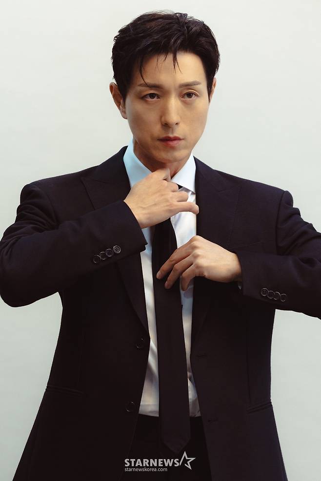 디즈니+ 오리지널 시리즈 '트리거'의 배우 정성일이 18일 본지와의 인터뷰를 위해 포즈를 취하고 있다. /사진제공=월트디즈니 컴퍼니 코리아 /사진=이동훈 photoguy@