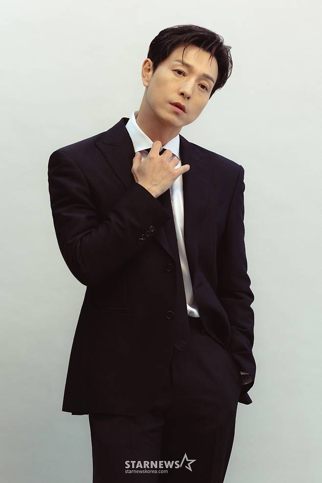 디즈니+ 오리지널 시리즈 '트리거'의 배우 정성일이 18일 본지와의 인터뷰를 위해 포즈를 취하고 있다. /사진제공=월트디즈니 컴퍼니 코리아 /사진=이동훈 photoguy@