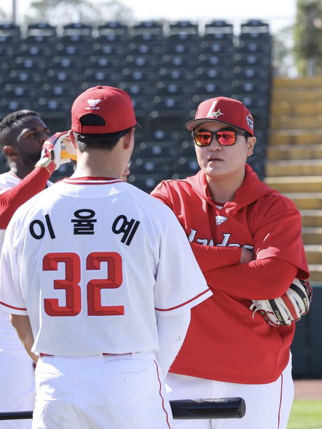 이율예(왼쪽)가 미국 전지훈련에서 추신수 구단주 보좌역에게 조언을 받고 있다. /사진=SSG 랜더스 제공