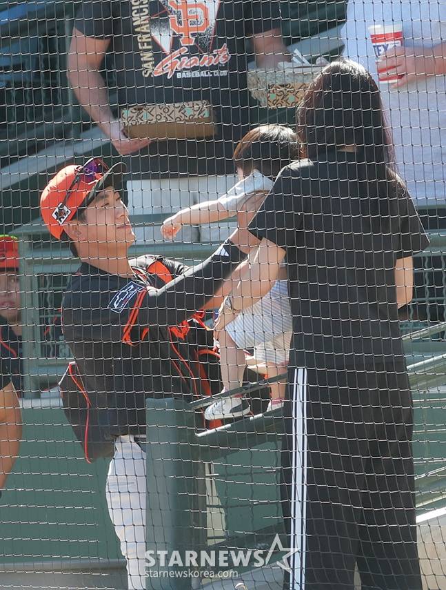 2025 메이저리그 시범경기 샌프란시스코 자이언츠 대 텍사스 레인저스 전이 23일 미국 애리조나주 서프라이즈 스타디움에서 열렸다.  SFG 이정후가 경기장에 입장하며 응원 온 조카(고우석 아들)를 반기고 있다. /사진=김진경 대기자