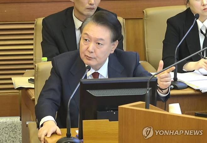 윤 대통령, 탄핵 심판 10차 변론 발언 (서울=연합뉴스) 윤석열 대통령이 20일 서울 종로구 헌법재판소에서 열린 본인의 탄핵 심판 10차 변론에서 발언하고 있다. 2025.2.20 [헌법재판소 제공. 재판매 및 DB 금지] photo@yna.co.kr