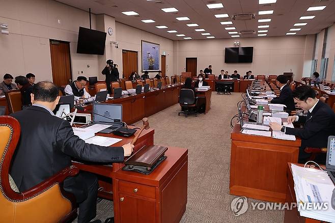 국가기간 전력망 확충 특별법안 등 안건 심의 (서울=연합뉴스) 박동주 기자 = 26일 오전 국회 산업통상자원중소벤처기업위원회에서 국가기간 전력망 확충 특별법안 등 안건을 심의하기 위한 산업통상자원특허소위원회가 열리고 있다. 2024.12.26 pdj6635@yna.co.kr