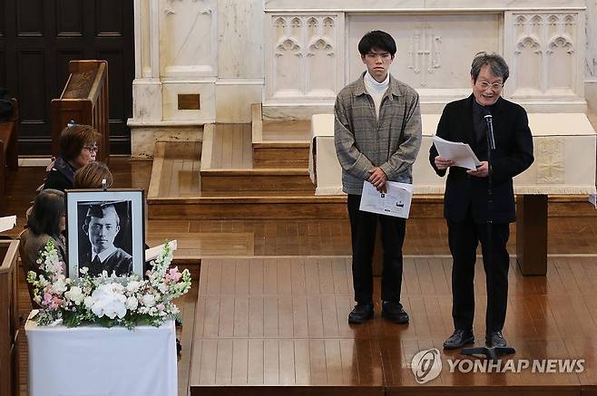 일본 릿쿄대에서 윤동주 시 낭독하는 문성근 (도쿄=연합뉴스) 박상현 특파원 = 일본 도쿄 릿쿄대에서 23일 열린 일제강점기 저항시인 윤동주 80주기 추도 행사에서 배우 문성근(오른쪽)이 윤동주의 시 '조개껍질'을 낭독하고 있다.