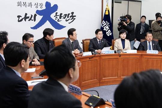 24일 오전 서울 여의도 국회에서 열린 더불어민주당 최고위원회의 모습(사진 / 뉴스1)