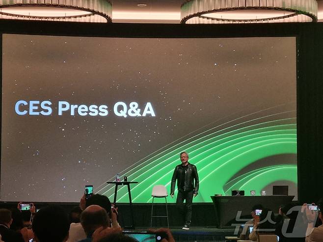 젠슨 황 엔비디아 최고경영자(CEO)가 7일(현지 시각) 세계 최대 가전·IT 전시회 CES 2025가 열리는 미국 라스베이거스의 퐁텐블로 호텔에서 글로벌 기자간담회를 진행했다. 2025.1.8/뉴스1 ⓒ News1 박주평 기자