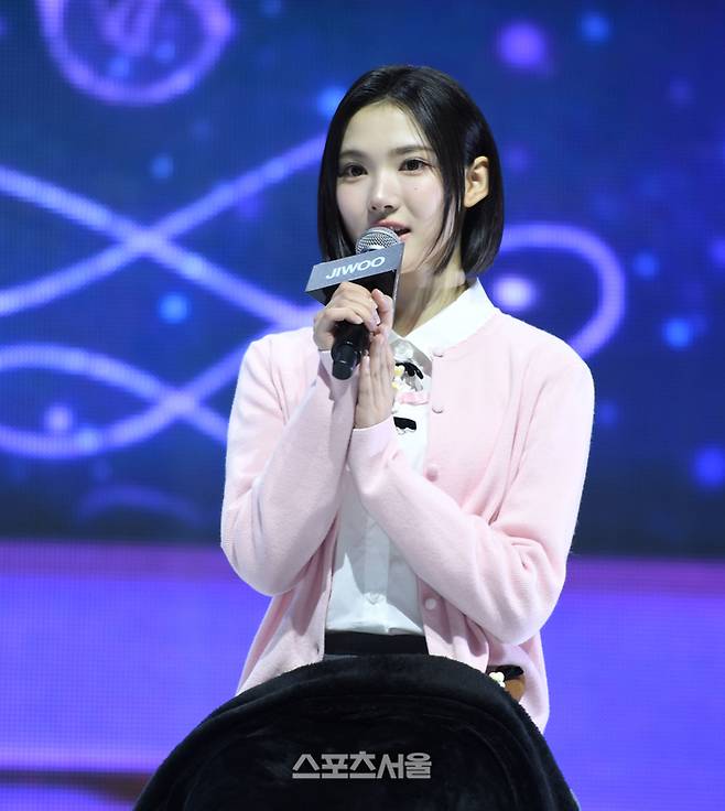 걸그룹 하츠투하츠(Hearts2Hearts) 지우가 24일 서울 광진구 예스24라이브홀에서 열린  첫 싱글 ‘더 체이스(The Chase)’ 발매 기념 미디어 쇼케이스에서 인사말을 하고 있다.  2025. 2. 24. 최승섭기자 thunder@sportsseoul.com