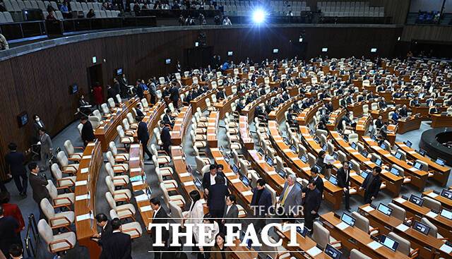 최근 대전의 한 초등학교에서 40대 교사가 휘두른 흉기에 김하늘 양이 숨지는 사건이 발생한 이후 여야 의원들이 앞다퉈 방지책을 담은 법안을 발의하고 있다. /박헌우 기자