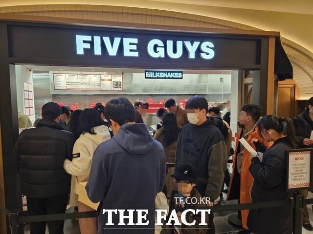 한화갤러리아는 올해 F&B사업을 확대하고 명품 전문가를 사내이사로 올려 식품·백화점 경쟁력을 동시에 끌어올릴 계획을 세웠다. 사진은 서울 서초구 '파이브가이즈' 고속터미널점을 방문하기 위해 줄지어 기다리는 방문객 모습 /우지수 기자