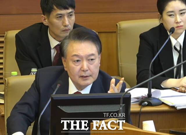 윤석열 대통령이 20일 서울 종로구 헌법재판소에서 열린 윤석열 대통령 탄핵심판 10차 변론기일에 출석해 홍장원 전 국가정보원 1차장에게 질의하고 있다. /헌법재판소