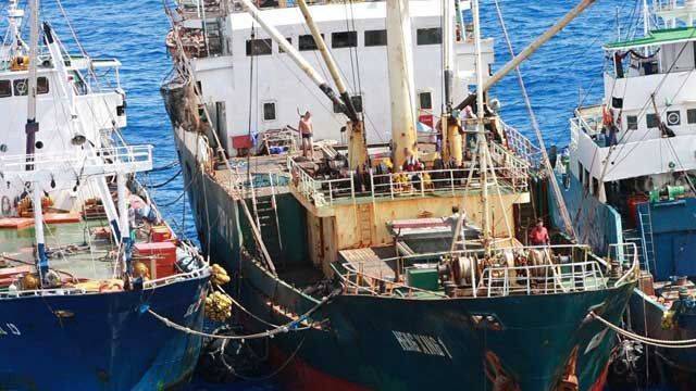 불법 어로활동을 하다 적발된 중국 어선. EPA 연합뉴스