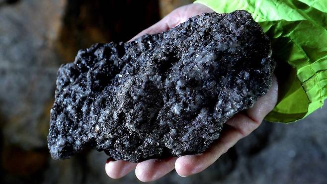 리튬은 진왈다이트(규산염 암석)에서 추출할 수 있는 중요한 광물이다