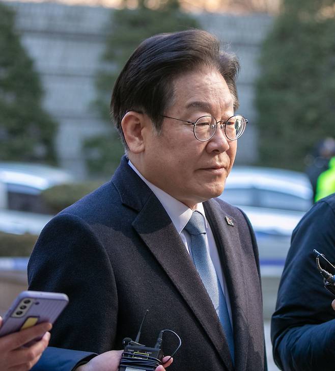 이재명 더불어민주당 대표가 지난 18일 오전 서울 서초구 서울중앙지방법원에서 열린 ‘대장동·위례·성남FC·백현동' 사건 1심 재판에 출석하고 있다. /장련성 기자