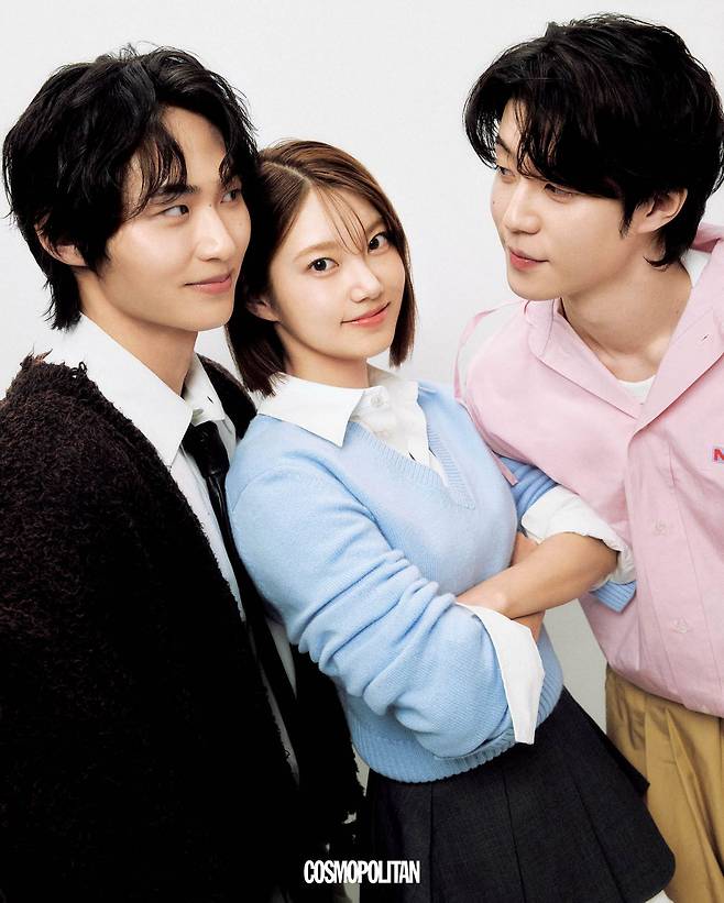 (김광태)니트 카디건 Doublet. 셔츠, 타이 스타일리스트 소장품. (박나언)니트 톱 Manymoremong. 미니스커트 Shushutong. 셔츠 스타일리스트 소장품. (조휘현)후드 셔츠, 이너 톱, 팬츠 스타일리스트 소장품.