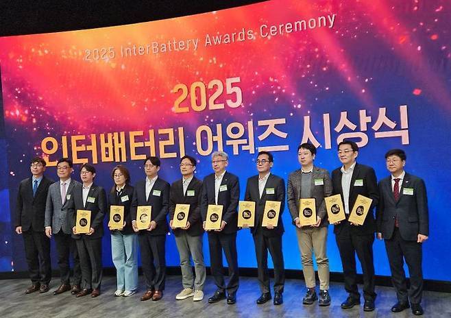 ‘2025 인터배터리 어워즈’ 수상자들이 24일 서울 강남구 코엑스에서 열린 2025 인터배터리 어워즈 시상식에서 기념 촬영을 하고 있다. ⓒ데일리안 정진주 기자