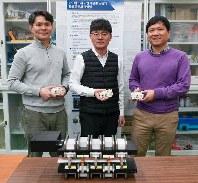 장성록 KERI 전기물리연구센터장(가운데) 연구팀이 수십 개의 저전력 반도체 소자만으로 '펄스파워 제어용 대용량 스위치' 제작에 성공했다. KERI 제공