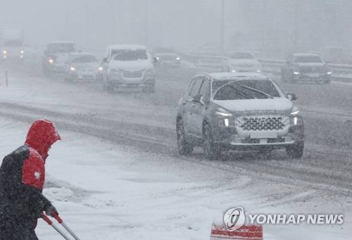 대설주의보가 발효된 지난 6일 서울 방화대교 부근 강변북로에서 차량이 폭설에 서행하고 있다. [사진=연합뉴스]
