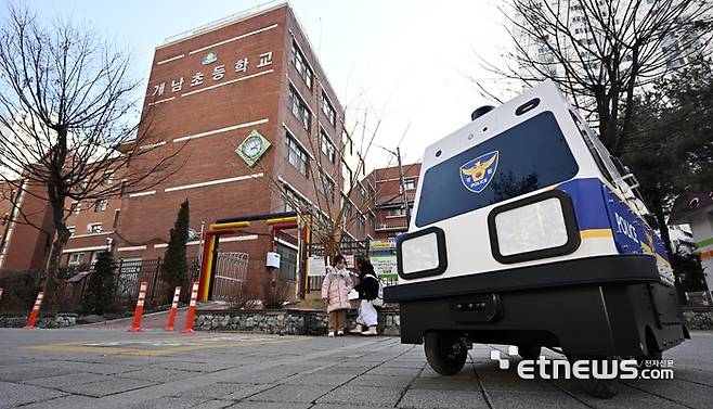 도구공간의 자율주행 순찰로봇 '패트로버'가 경기 부천시 계남초 인근 순찰 활동을 하고 있다.  이동근기자 foto@etnews.com