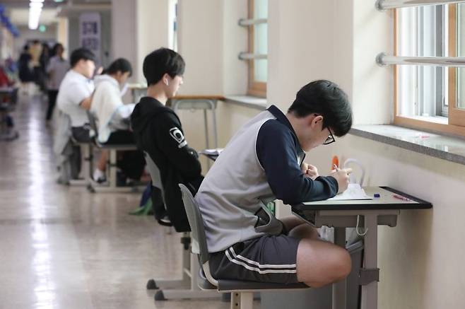 2025학년도 수능을 한 달 앞둔 지난해 10월 14일 경기 수원시 권선구 효원고등학교에서 수험생들이 자율학습을 하고 있다. 뉴스1