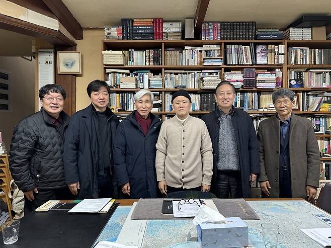 지난 17일 오후 서울 종로구에 위치한 통나무출판사 사무실에서 ‘지역리더대학원’ 필수강좌 전담교수진들과 운영주관조직(지역재단)이 만나 지역리더대학원의 교육과정과 운영 방안을 논의하기 위해 모였다. 왼쪽부터 허헌중 지역재단 이사장, 류동민 충남대 교수, 정해구 성공회대 초빙교수, 도올 김용옥 철학자, 박진도 충남대 명예교수(지역재단 상임고문), 장수명 한국교원대 교수. 지역리더대학원 제공