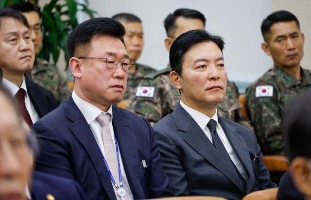 김성훈 대통령경호처 차장(오른쪽), 이광우 경호본부장이 1월 22일 오전 서울 여의도 국회에서 열린 윤석열 정부의 비상계엄 선포를 통한 내란 혐의 진상규명 국정조사 1차 청문회에 출석해 한덕수 총리 답변을 듣고 있다. 뉴스1