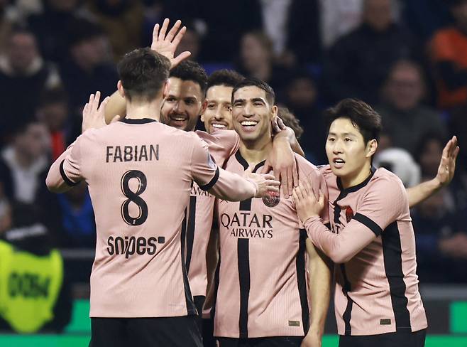 파리 생제르맹 이강인(맨 오른쪽)이 24일 프랑스 리옹의 그루파마 스타디움에서 열린 올랭피크 리옹과의 2024~25 프랑스 프로축구 리그2 23라운드 원정 경기에서 아슈라프 하키미의 골을 어시스트한 뒤 함께 기뻐하고 있다. 로이터=연합뉴스