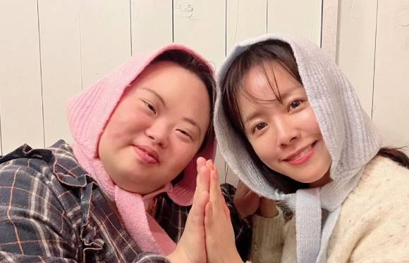 과거 드라마에서 배우 한지민의 언니 역할로 주목받았던 다운증후군 작가 정은혜(왼쪽) 씨가 오는 5월 결혼을 발표했다. 사진은 정 작가와 한지민. [사진=한지민 인스타그램]