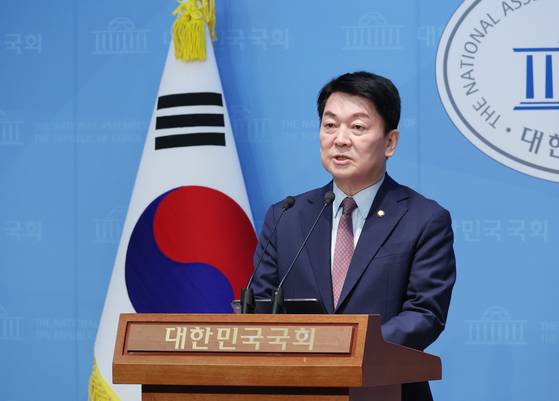 국민의힘 안철수 의원이 23일 오전 서울 여의도 국회 소통관에서 현안 관련 기자회견을 하고 있다. 연합뉴스