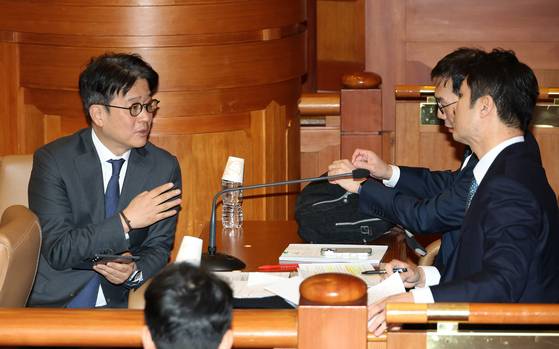 이창수 서울중앙지검장(왼쪽부터), 조상원 4차장검사, 최재훈 반부패수사2부장검사가 24일 오후 서울 종로구 헌법재판소 대심판정에서 열린 탄핵심판 2차 변론기일에서 대화를 나누고 있다. 뉴스1