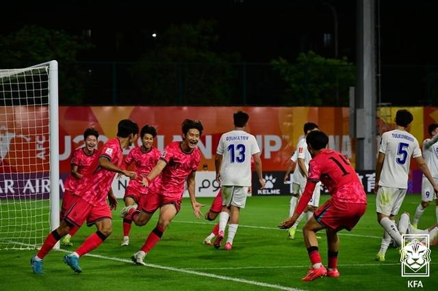 ▲ 지난 23일 중국 선전의 유소년 훈련 스타디움에서 열린 우즈베키스탄과의 2025 아시아축구연맹(AFC) U-20 아시안컵 8강전에서 멀티골을 넣은 신민하. 대한축구협회 제공.