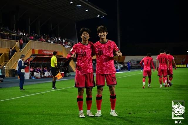 ▲ 지난 23일 중국 선전의 유소년 훈련 스타디움에서 열린 우즈베키스탄과의 2025 아시아축구연맹(AFC) U-20 아시안컵 8강전에서 차례로 득점하며 선전한 김태원과 신민하(오른쪽). 대한축구협회 제공.
