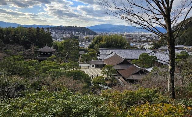 은각사 뒷 동산에 올라 바라 본 모노톤의 은각사 풍경 / JAPAN NOW