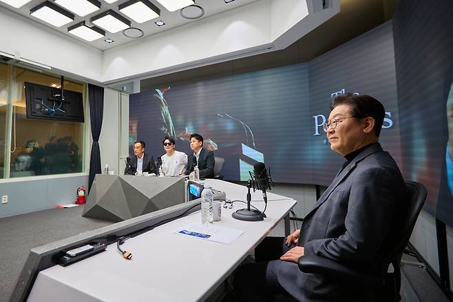 이재명 더불어민주당 대표가 24일 서울 영등포구 삼프로TV 여의도 오픈스튜디오에서 진행자들과 경제 현안 등에 관해 대화하고 있다. 민주당 제공