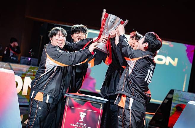 Hanwha Life Esports players lift up the champion's cup after the 2025 LCK Cup finals in Jongno-gu, Seoul, on Sunday. (LCK)