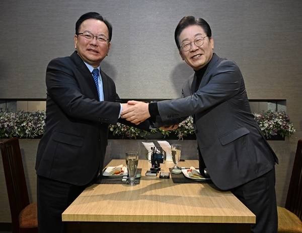 이재명 더불어민주당 대표가 24일 서울 여의도의 한 식당에서 김부겸 전 국무총리와 만나 인사를 나누고 있다. 연합뉴스