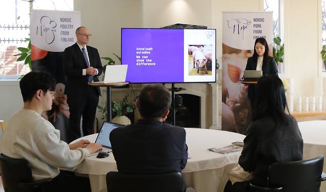 팀요스 니니오스(Thimjos Ninios) 핀란드 중앙농업생산자·산림소유자연합(MTK) 수출 디렉터가 자국 축산물 브랜드인 노포(NOPO)에 대해 소개하고 있다.<사진제공=주한핀란드대사관>