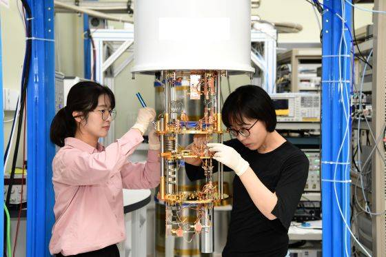 최가현 선임연구원(왼쪽) 등 한국표준과학연구원 연구진이 양자컴퓨터를 점검하고 있다/사진=한국표준과학연구원