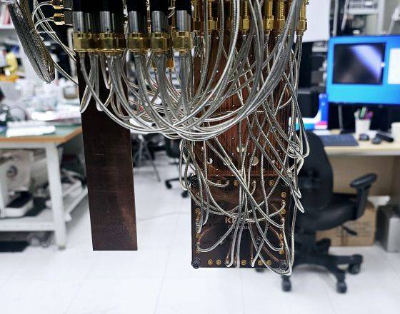 최하단에 양자컴퓨터 두뇌 역할을 하는 큐비트 칩이 내장된 양자 프로세서(QPU) 모습/사진=류준영 기자