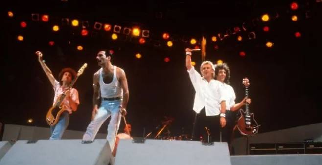 1985년 개최된 퀸의 라이브 에이드(Live Aid) 공연은 7만2000명의 관객, TV 생중계 등을 통해 전 세계 18억명이 지켜봤으며 지금까지도 역대 최고의 라이브 퍼포먼스 중 하나로 남아있다. [게티이미지]