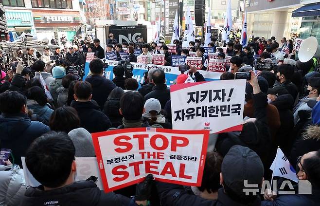 [부산=뉴시스] 하경민 기자 = 부산대학교 학생들로 구성된 '탄핵반대 법치주의자 효원인들'이 24일 부산 금정구 부산대 정문 앞에서 윤석열 대통령 탄핵을 반대하는 시국선언을 하고 있다. 2025.02.24. yulnetphoto@newsis.com