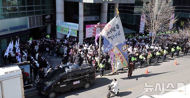 [부산=뉴시스] 하경민 기자 = 부산대학교 학생들로 구성된 '탄핵반대 법치주의자 효원인들'과 보수단체 등 250여명(경찰 추산)이 24일 부산 금정구 부산대 정문 앞에서 윤석열 대통령 탄핵을 반대하는 시국선언을 하고 있다. 2025.02.24. yulnetphoto@newsis.com