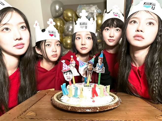 키키는 오늘(24일) 프리 데뷔곡 '아이 두 미' 음원을 발매한다. 첫 미니앨범 '언컷 젬'은 한 달 후인 3월 24일 발매한다. 키키 공식 트위터