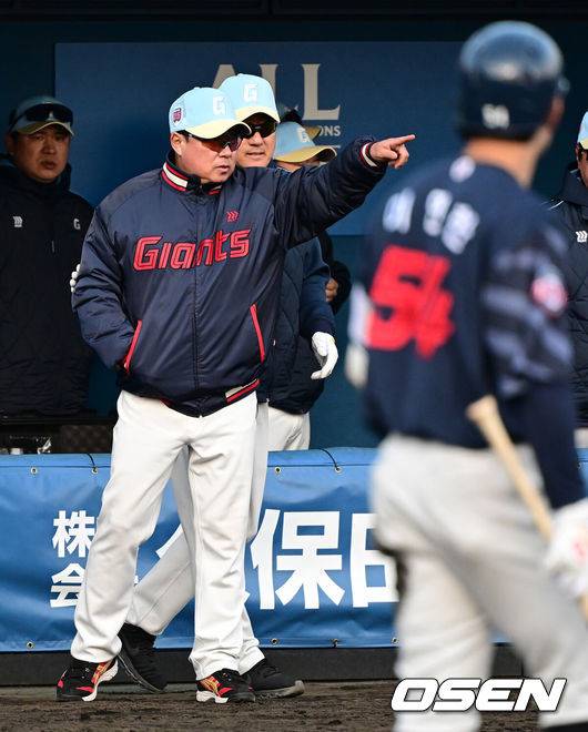 [OSEN=미야자키(일본), 지형준 기자]&nbsp;프로야구 롯데 자이언츠가 2차 스프링캠프 첫 평가전에서 역전패 쓴맛을 봤다.&nbsp;김태형 감독이 이끄는 롯데 자이언츠는 23일 일본 미야자키현 이치난시 난고스타디움에서 열린 일본프로야구 세이부 라이온스와 2차 스프링캠프 첫 연습경기에서 5-6 역전패를 당했다. 세이부 라이온스는 전날 같은 장소에서 펼쳐진 두산 베어스에게 4-5로 패했다.&nbsp;9회 롯데 김태형 감독이 선수 교체를 지시하고 있다. 2025.02.23 /jpnews@osen.co.kr