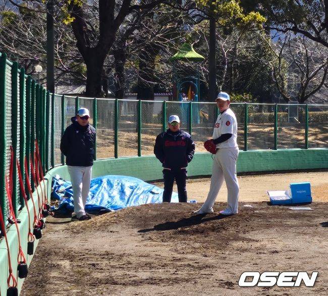 [OSEN=미야자키(일본), 이후광 기자] 한현희 불펜피칭을 김태형 감독, 주형광 투수코치가 지켜보고 있다 / backlight@osen.co.kr